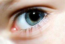 szem alatt remegés cilinderes szem tünetei